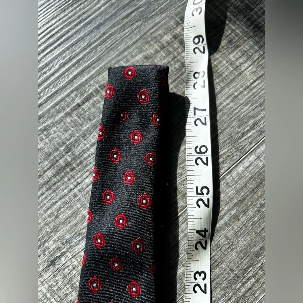 Dior Black and Red Silk Tie with Classic Pattern